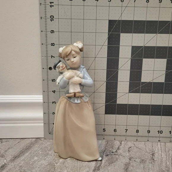LLADRO NAO Figurine Girl With Clown Doll - Picture 8 of 8
